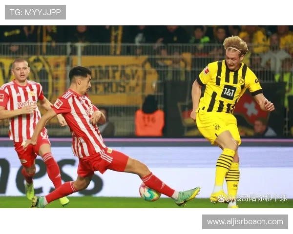 德甲黄黑球迷狂热助威 多特蒙德主场氛围持续升温